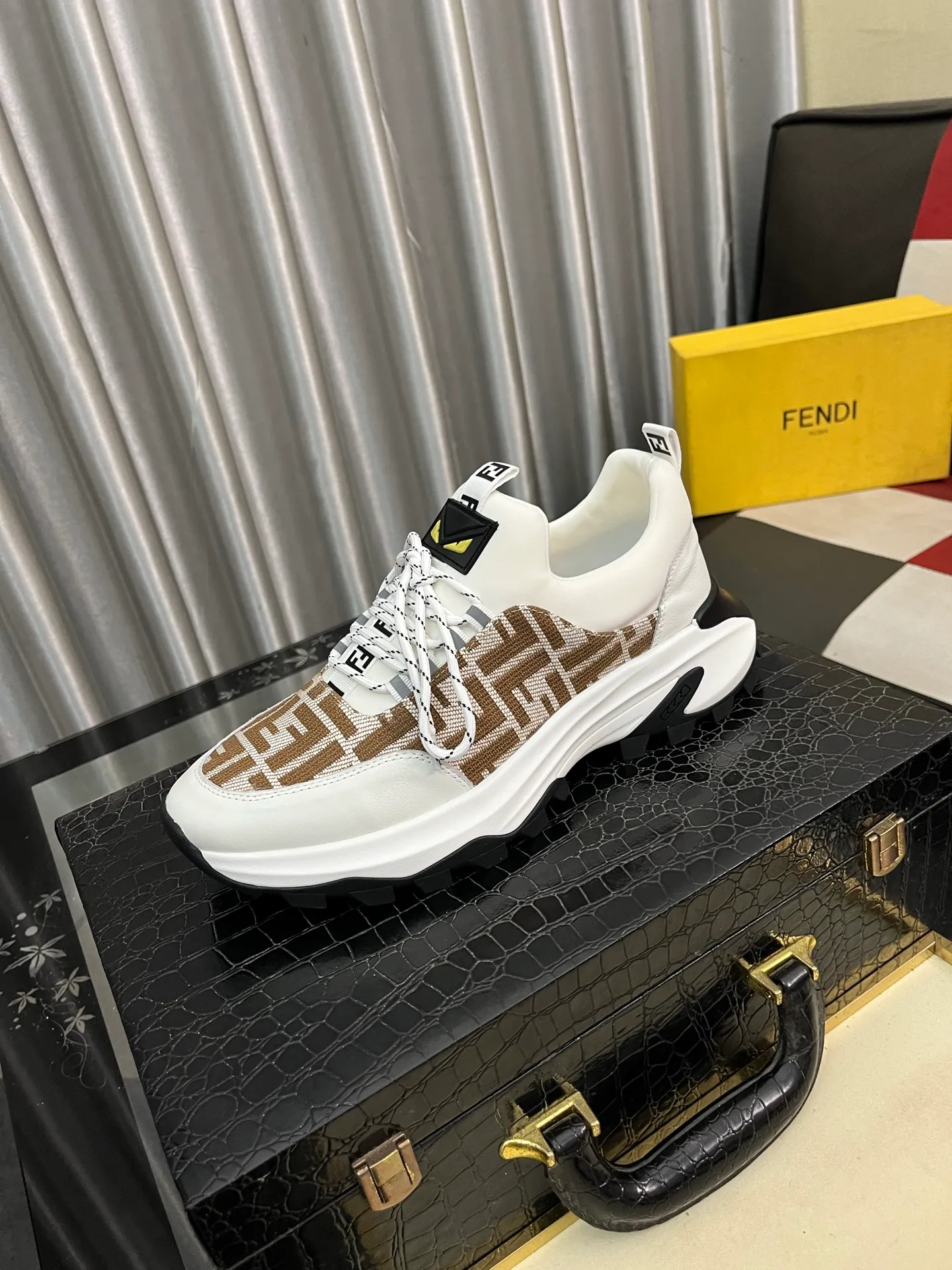 Men's Men's Shoes💰458⌚️⌚️[FENDI] Fendi's classic and comfortable men's, this complex sneaker is made of soft calfskin➕genuine leather lining➕original ultra-light rubber material with rough outsole. This unique light style is suitable for the casual and refined sensibility of this season. It is comfortable and natural on the feet. It is an everyday style for casual travel in autumn and winter! 38−443️⃣colors available